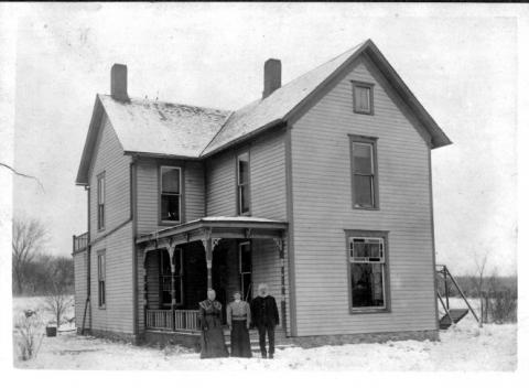 Elizabeth Porter (center) as a young woman outside her family farmhouse. Photo via Johnson County Museum.