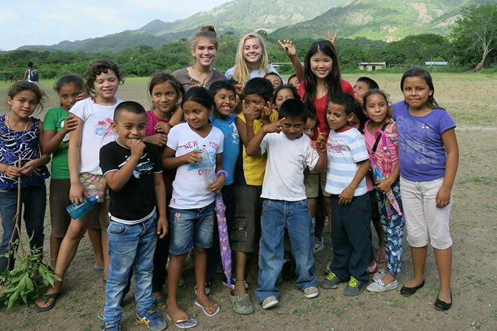 Allie Libeer (back row, center, in light blue tee) with the youth she and other Amigos volunteers worked with in Nicaragua.