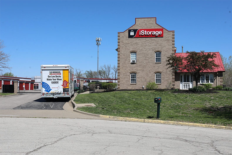 Suspect vehicle crashes after fleeing Shawnee selfstorage theft